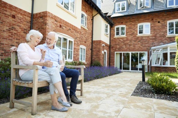 5 Tips for Touring a Senior Living Community couple enjoying a senior living community