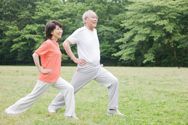 公園でストレッチをする老夫婦 Easy Hamstring Stretches For Seniors