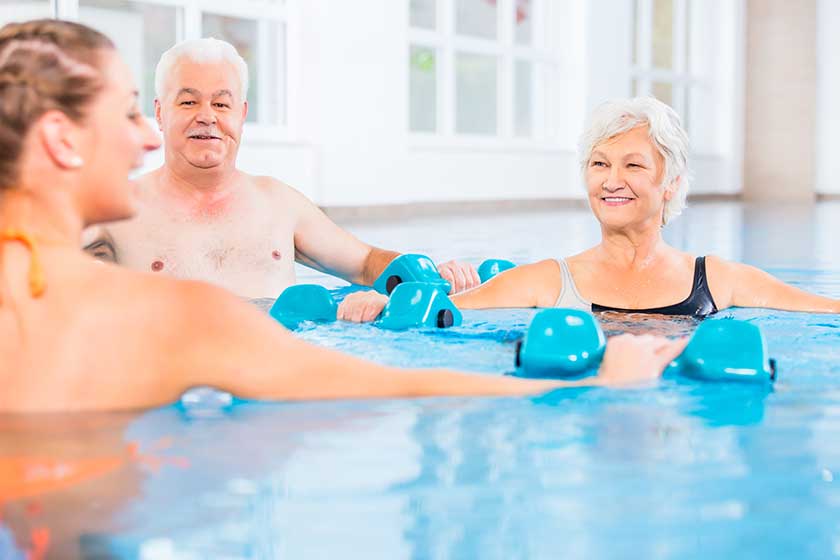Leute bei Wassergymnastik in Physiotherapie Leute bei Wassergymnastik in Physiotherapie