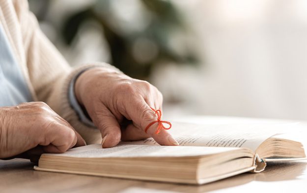 Cropped view of senior woman with alzheimers disease string human finger reminder