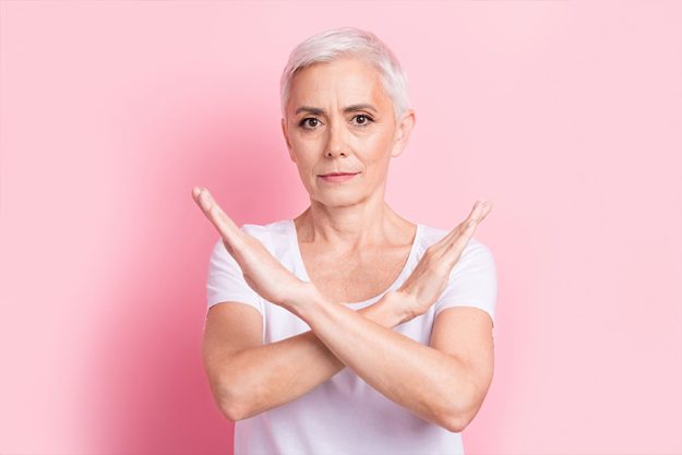 Photo portrait of lovely senior lady crossed hands