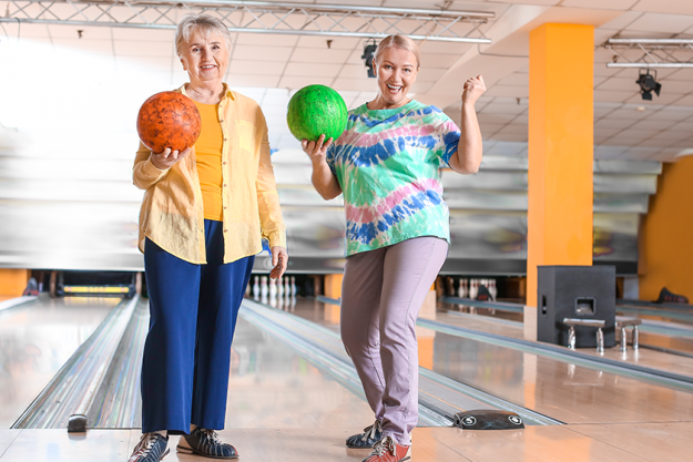 senior-women-playing-bowling-club senior-women-playing-bowling-club